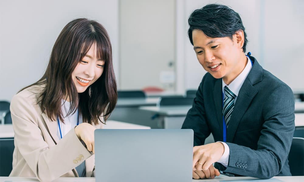顧客様の要望に対応する社員たち